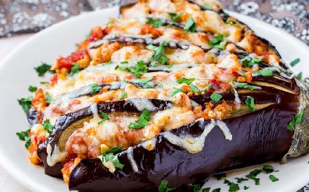 Przepis na zapiekane bakłażany z pomidorami i parmezanem