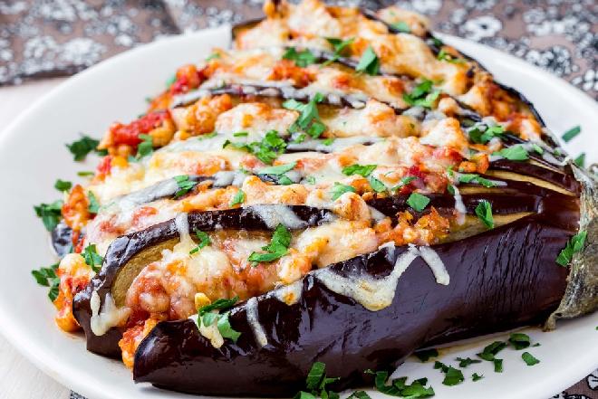 Przepis na zapiekane bakłażany z pomidorami i parmezanem