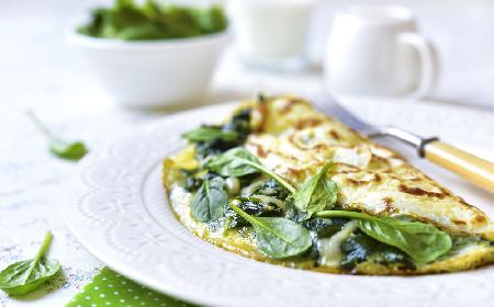 Omlet ze szpinakiem - PRZEPIS na wyborne śniadanie