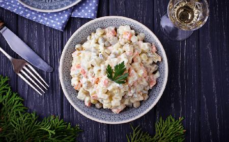 Sałatka jarzynowa - przepis na tradycyjną sałatkę jarzynową babci Teresy
