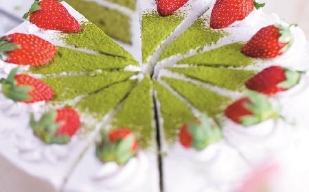 Tort Matcha: zielone ciasto z kremem śmietanowym