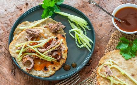 Orientalne naleśniki z kaczką i sosem teriyaki