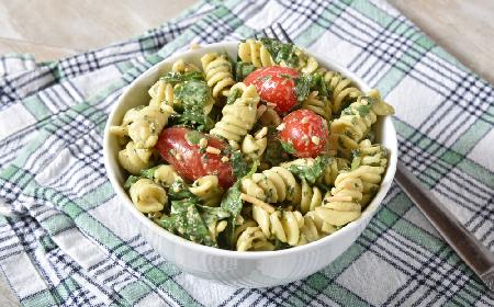 Makaron z pesto bazyliowym z menu beszamel