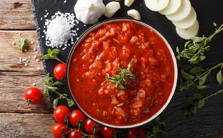 Cudowna cebula duszona w sosie pomidorowym - danie o niezapomnianym smaku