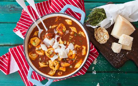 Pomidorowa z papryką i tortellini: ekspresowa zupa z gotowymi pierożkami