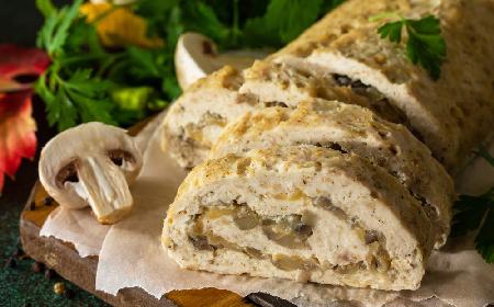 Klops drobiowy nadziewany pieczarkami: wykwintna pieczeń rzymska na rodzinny obiad