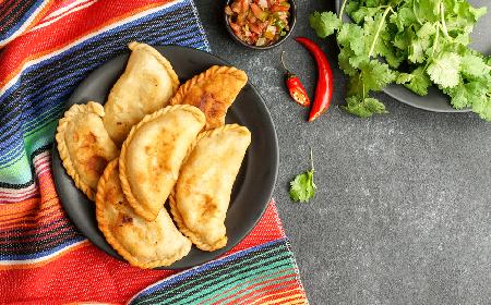 Empanadas z ciasta francuskiego ze szparagami, karczochem i fenkułem