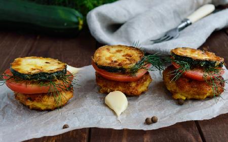 Burgerki wołowe z grilla z pesto - serwowane w cukinii