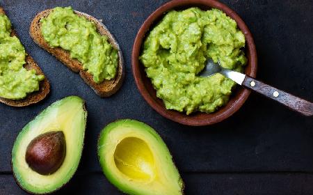 Pasta z awokado: przepis na domowe guacamole do kanapek