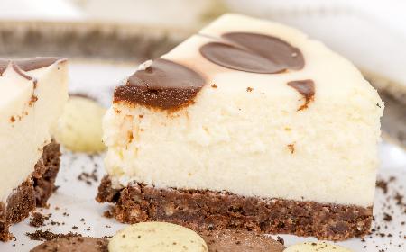 Sernik ze spodem brownie - jak zrobić?