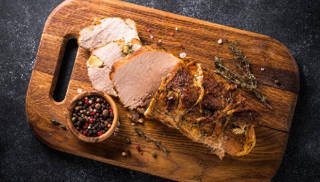 Delikatny schab gotowany w rękawie: pyszne danie obiadowe, jeszcze lepsza wędlina domowa