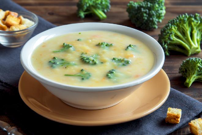 Zupa brokułowa z kurczakiem z menu beszamel