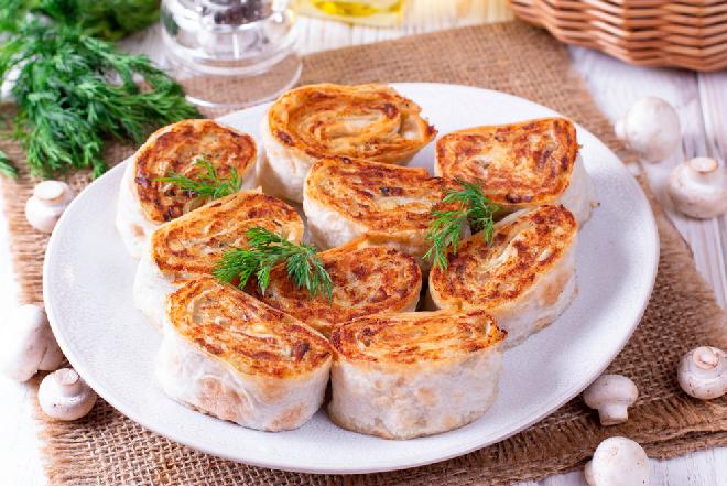 Rewelacyjne smażone roladki z tortilli lub naleśnika z pieczarkami
