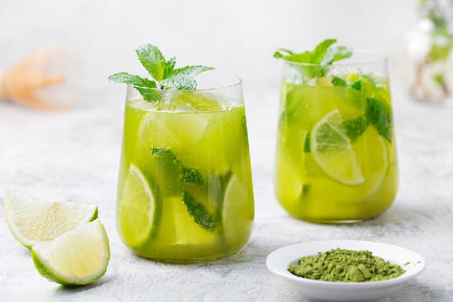 Orzeźwiająca herbata matcha z miętą i limonką: przepis na zieloną ice tea