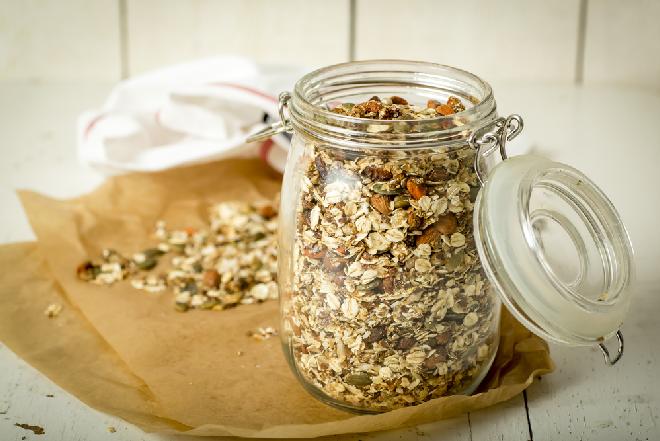Dobry przepis na domowe muesli z bakaliami
