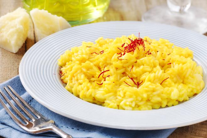 Risotto po mediolańsku - przepis na idealnie kremowe i proste risotto