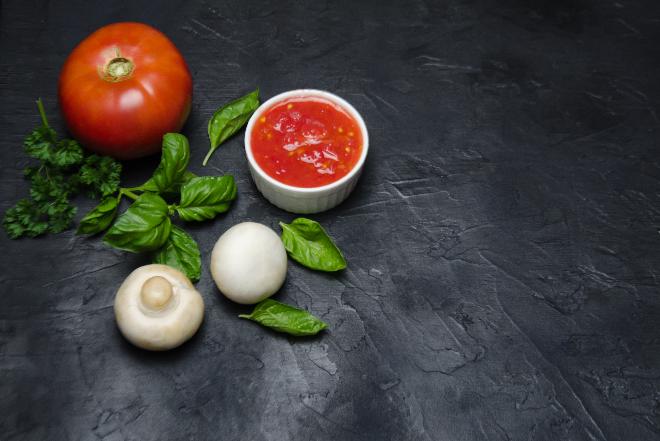 Pieczarki w pomidorach po baskijsku - pyszne na ciepło i na zimno!