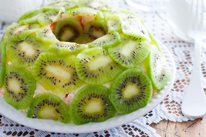 Mięsna sałatka warstwowa z filetem drobiowym i kiwi: przepis na fantastyczną przekąskę imprezową