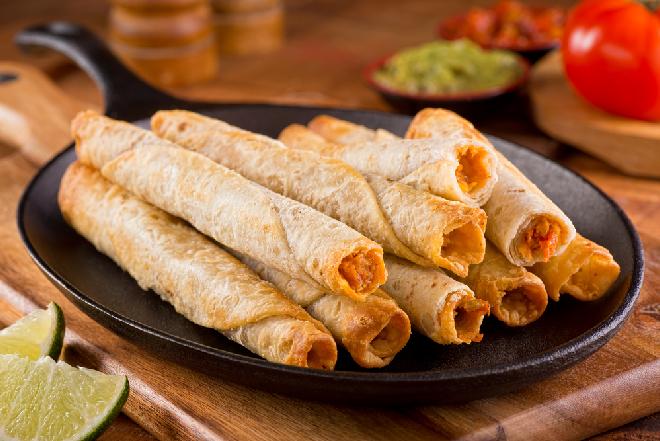 Zapiekane naleśniki z ciecierzycą: przepis na wegańskie taquitos