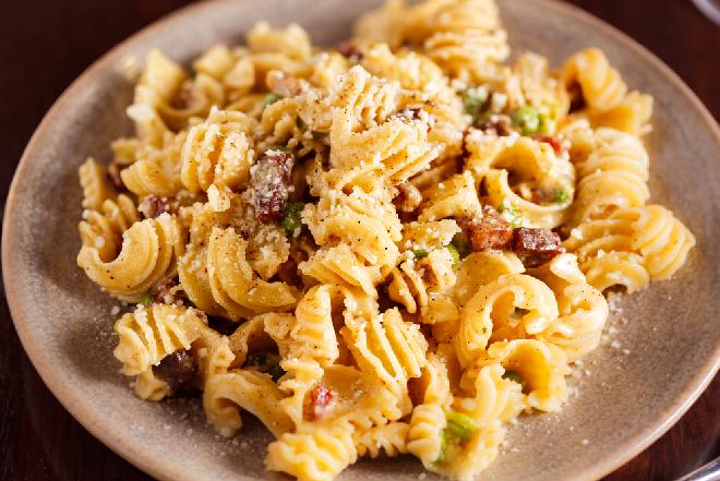 Radiatori w sosie carbonara: łatwy pomysł na makaron w kształcie kaloryferków