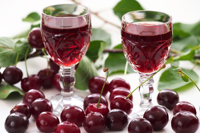 Domowa nalewka wiśniowa - przepis na wiśniówkę